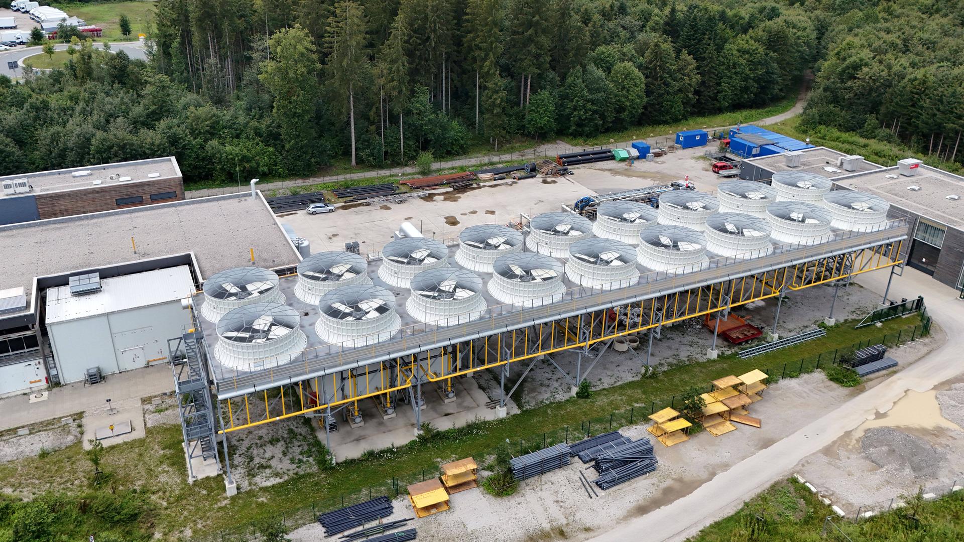 Das Geothermiewerk Holzkirchen aus der Vogelperspektive. 