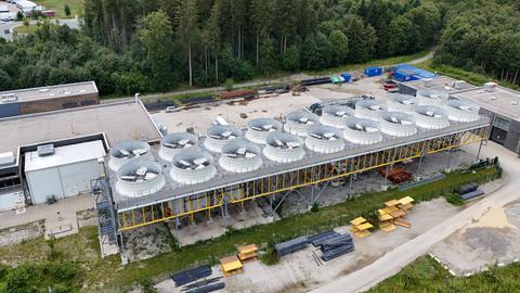 Das Geothermiewerk Holzkirchen aus der Vogelperspektive. 