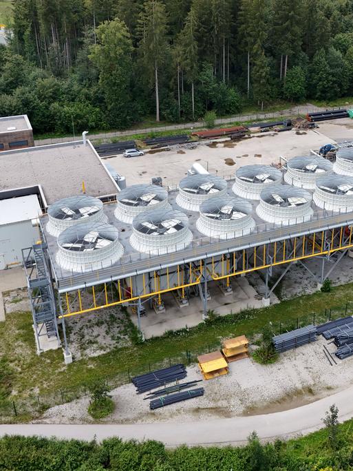 Das Geothermiewerk Holzkirchen aus der Vogelperspektive. 