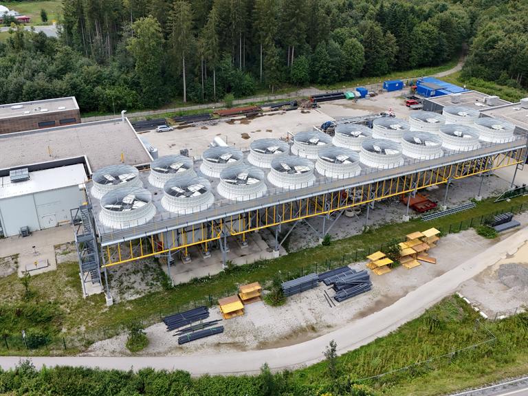 Das Geothermiewerk Holzkirchen aus der Vogelperspektive. 