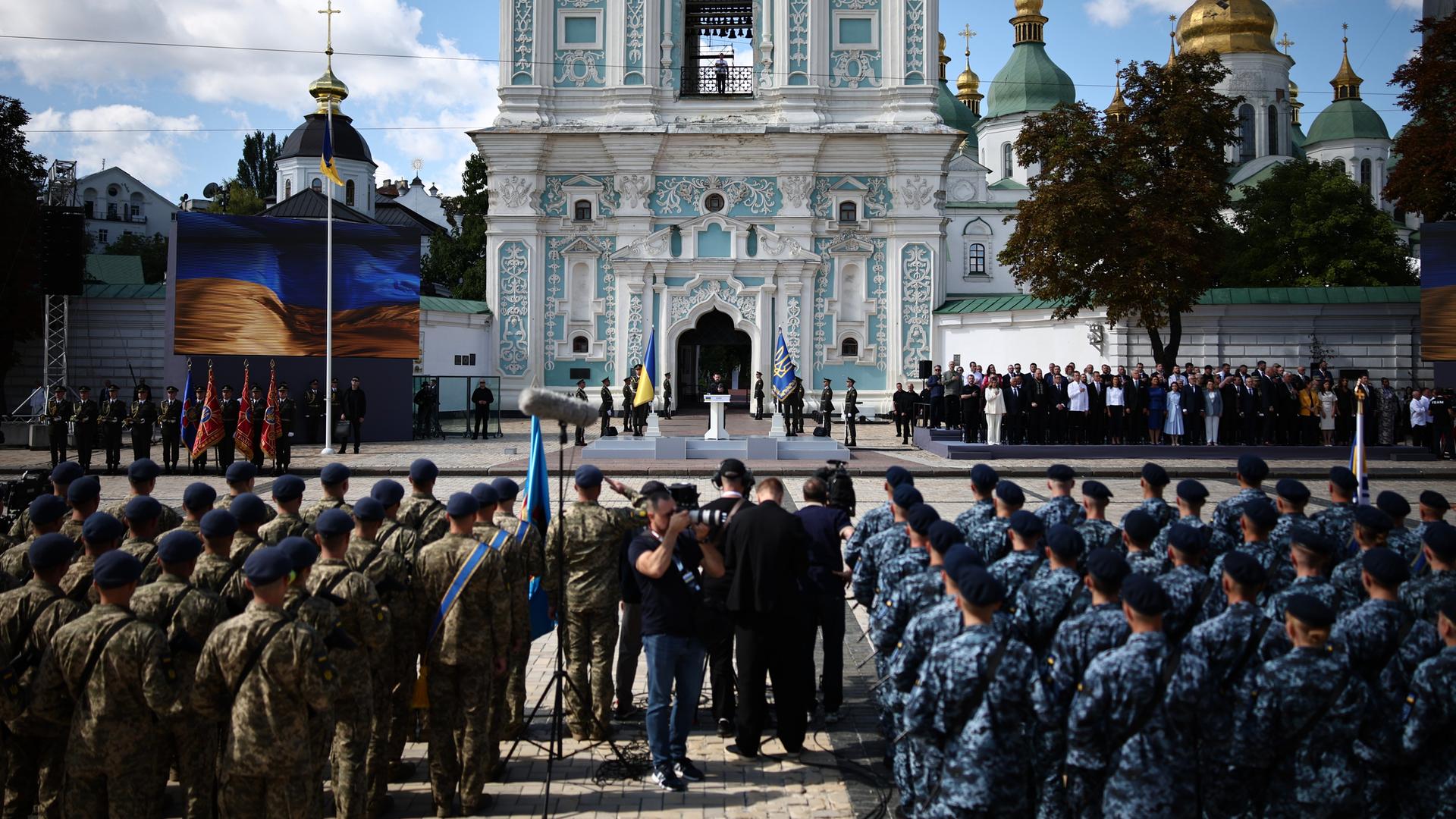 Der ukrainische Präsident Wolodymyr Selenskyj hält vor der Sophienkathedrale in der Hauptstadt Kiew eine Rede vor ukrainischen Soldaten und europäischen Staats- und Regierungschefs. Der ukrainische Präsident Wolodymyr Selenskyj hält vor der Sophienkathedrale in der Hauptstadt Kiew eine Rede vor ukrainischen Soldaten und europäischen Staats- und Regierungschefs.