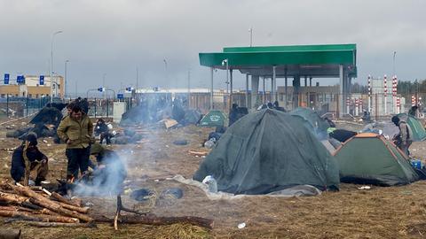 Migranten campieren an der polnisch-belarussischen Grenze