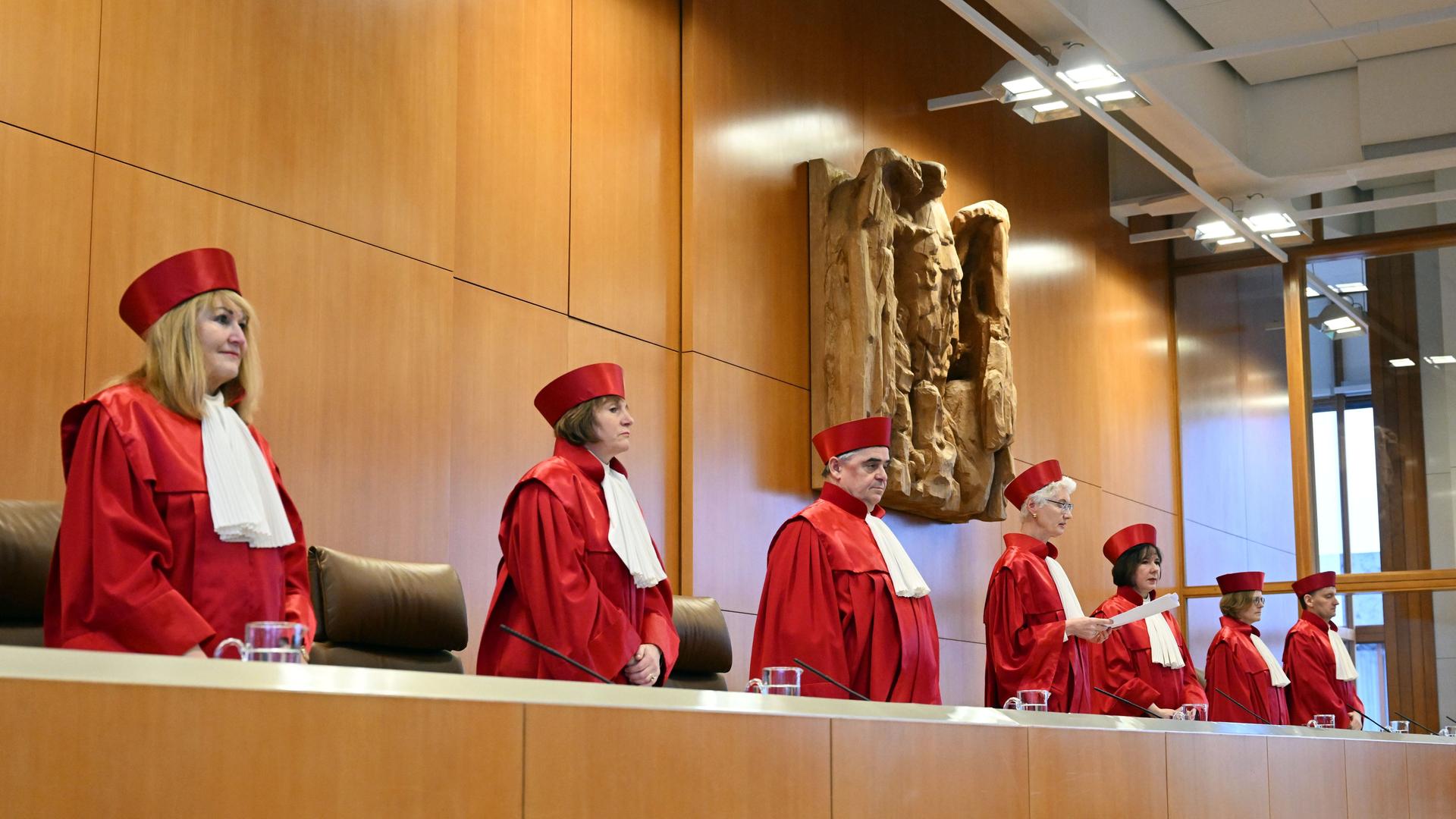 Der Zweite Senat beim Bundesverfassungsgericht mit Rhona Fetzer (l-r), Christine Langenfeld, Peter Müller, Doris König (Vorsitz), Sibylle Kessal-Wulf, Astrid Wallrabenstein und Thomas Offenloch, verkündet ein Urteil zur staatlichen Parteienfinanzierung. Laut dem Urteil ist die Anhebung der absoluten Obergrenze für die staatliche Parteienfinanzierung verfassungswidrig.