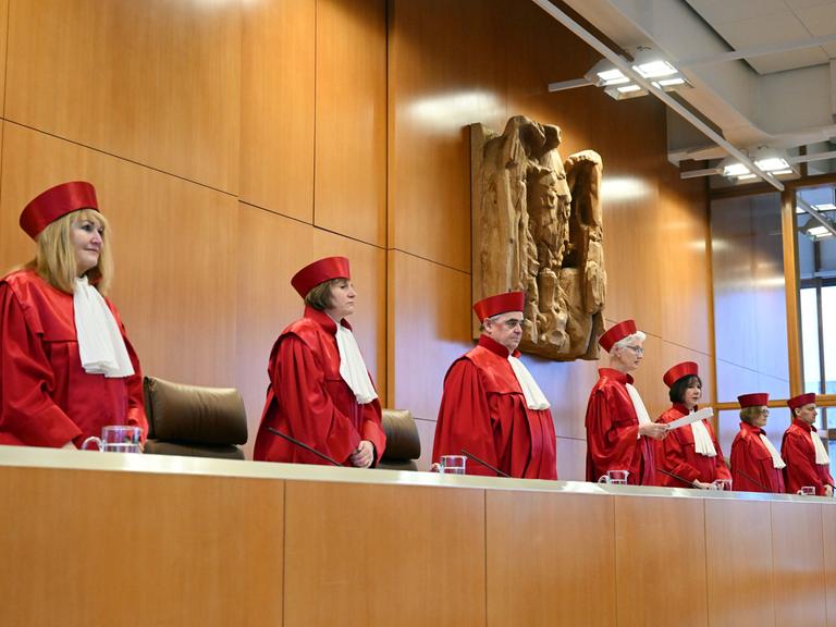 Der Zweite Senat beim Bundesverfassungsgericht mit Rhona Fetzer (l-r), Christine Langenfeld, Peter Müller, Doris König (Vorsitz), Sibylle Kessal-Wulf, Astrid Wallrabenstein und Thomas Offenloch, verkündet ein Urteil zur staatlichen Parteienfinanzierung. Laut dem Urteil ist die Anhebung der absoluten Obergrenze für die staatliche Parteienfinanzierung verfassungswidrig.