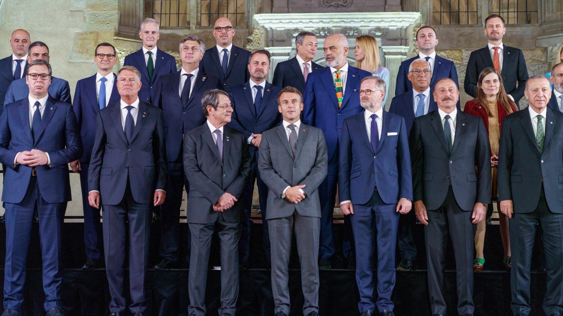 Europäische Staatschefs stehen zum Gruppenfoto auf Stufen, in der Mitte Frankreichs Präsident Macron.