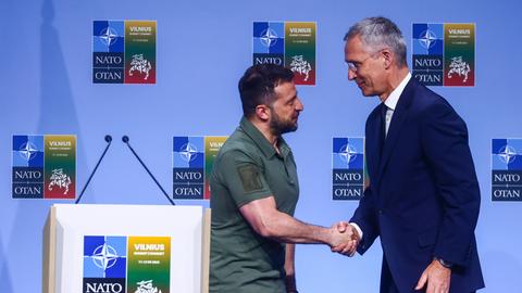 Der Präsident der Ukraine, Wolodymyr Selenskyj, und NATO-Generalsekretär Jens Stoltenberg geben sich während einer Pressekonferenz anlässlich des NATO-Gipfels in Vilnius die Hand.