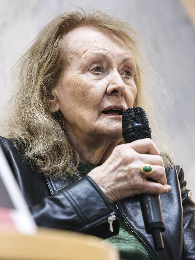 Eine ältere Frau spricht aufe einer Bühne in ein Mikrofon.