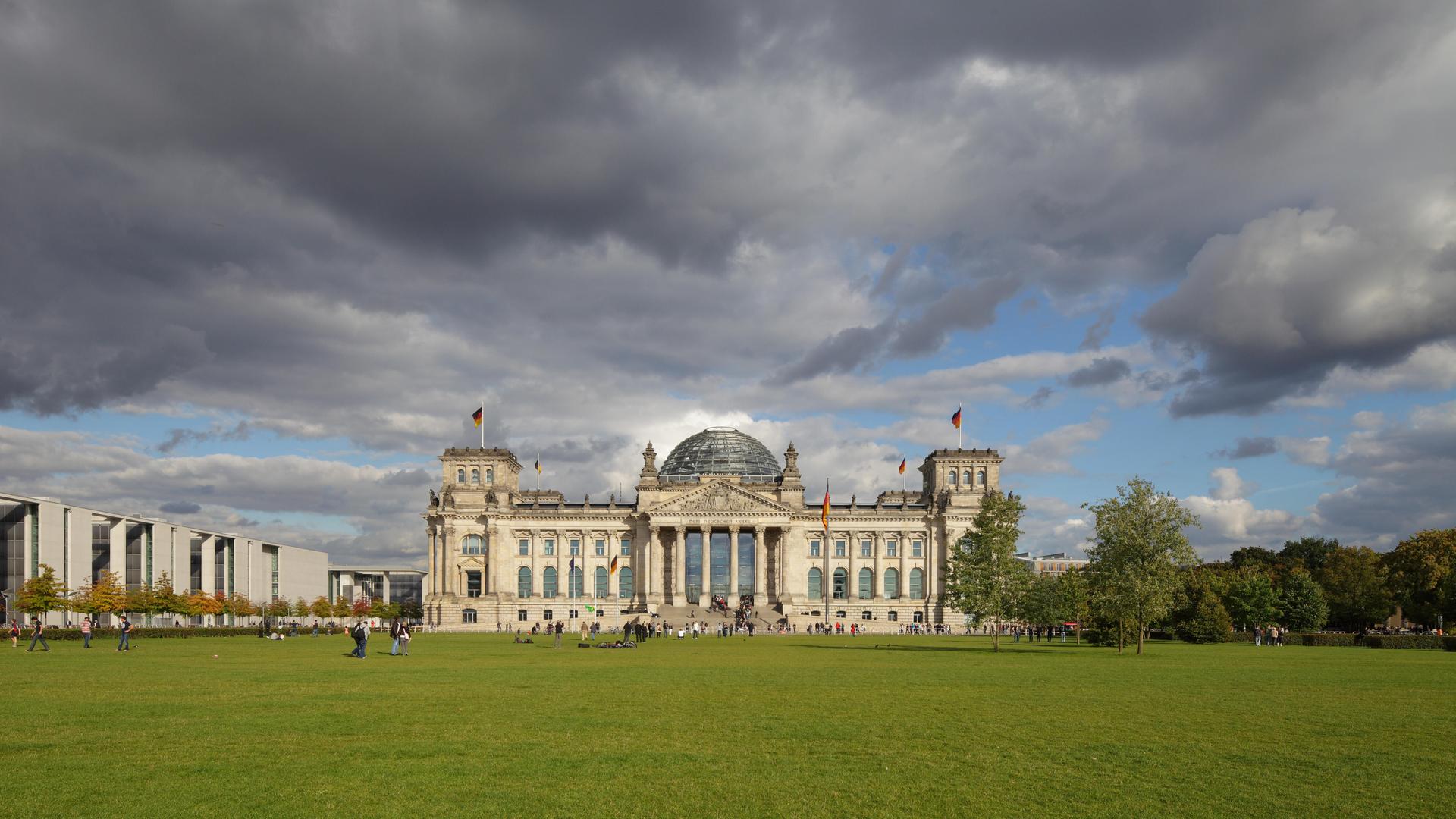 Dunkle Wolken ziehen über dem Berliner Reichstagsgebäude auf.
