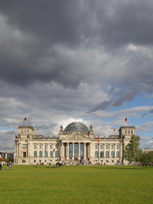 Dunkle Wolken ziehen über dem Berliner Reichstagsgebäude auf. Dunkle Wolken ziehen über dem Berliner Reichstagsgebäude auf.