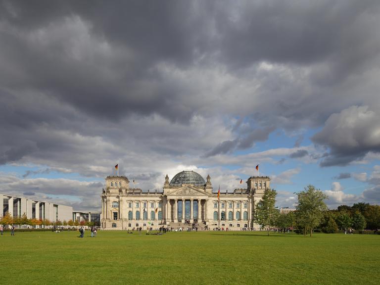 Dunkle Wolken ziehen über dem Berliner Reichstagsgebäude auf. Dunkle Wolken ziehen über dem Berliner Reichstagsgebäude auf.