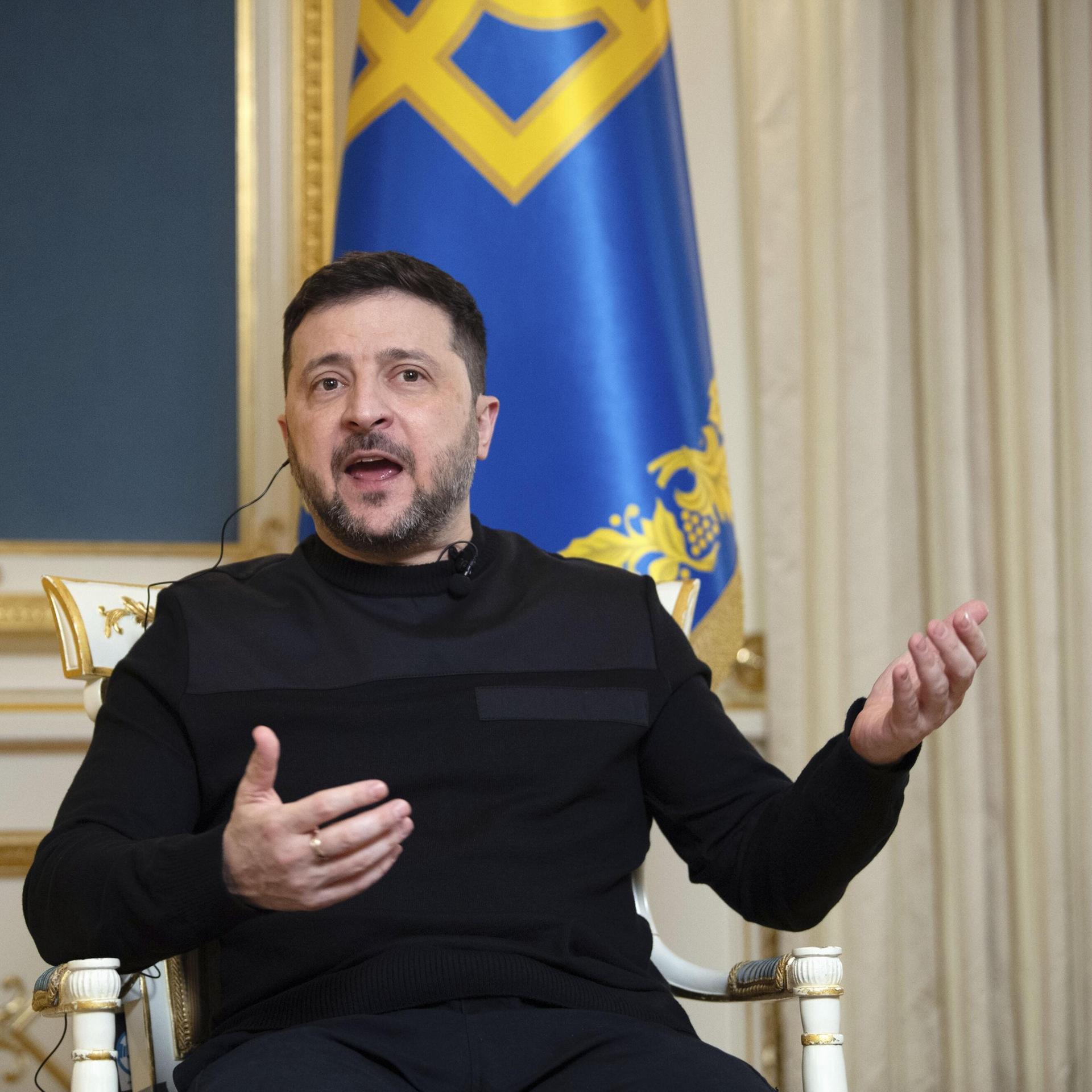Der ukrainische Präsident Selenskyj spricht in der Hauptstadt Kiew und gestikuliert.