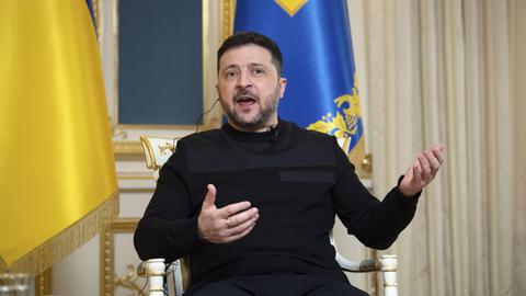 Der ukrainische Präsident Selenskyj spricht in der Hauptstadt Kiew und gestikuliert.