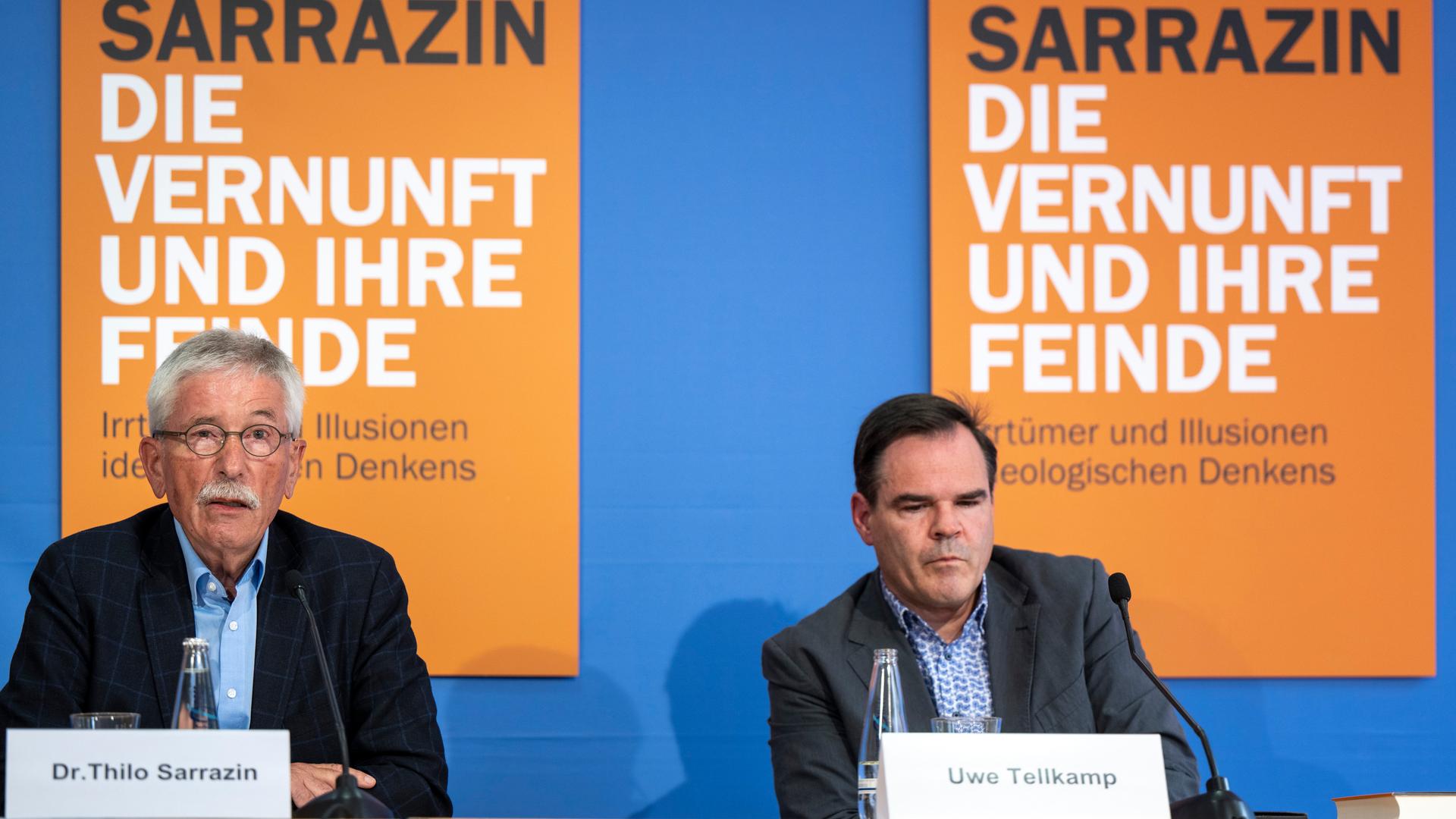 Thilo Sarrazin (links) und der Schriftsteller Uwe Tellkamp nehmen am Pressetermin zur Präsentation des Sarrazin-Buches "Die Vernunft und ihre Feinde. Irrtümer und Illusionen ideologischen Denkens" teil.