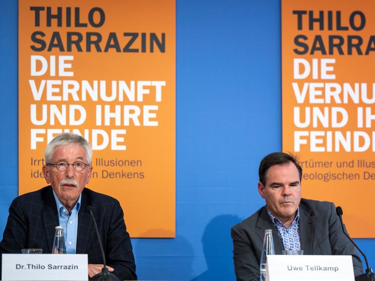 Thilo Sarrazin (links) und der Schriftsteller Uwe Tellkamp nehmen am Pressetermin zur Präsentation des Sarrazin-Buches "Die Vernunft und ihre Feinde. Irrtümer und Illusionen ideologischen Denkens" teil.