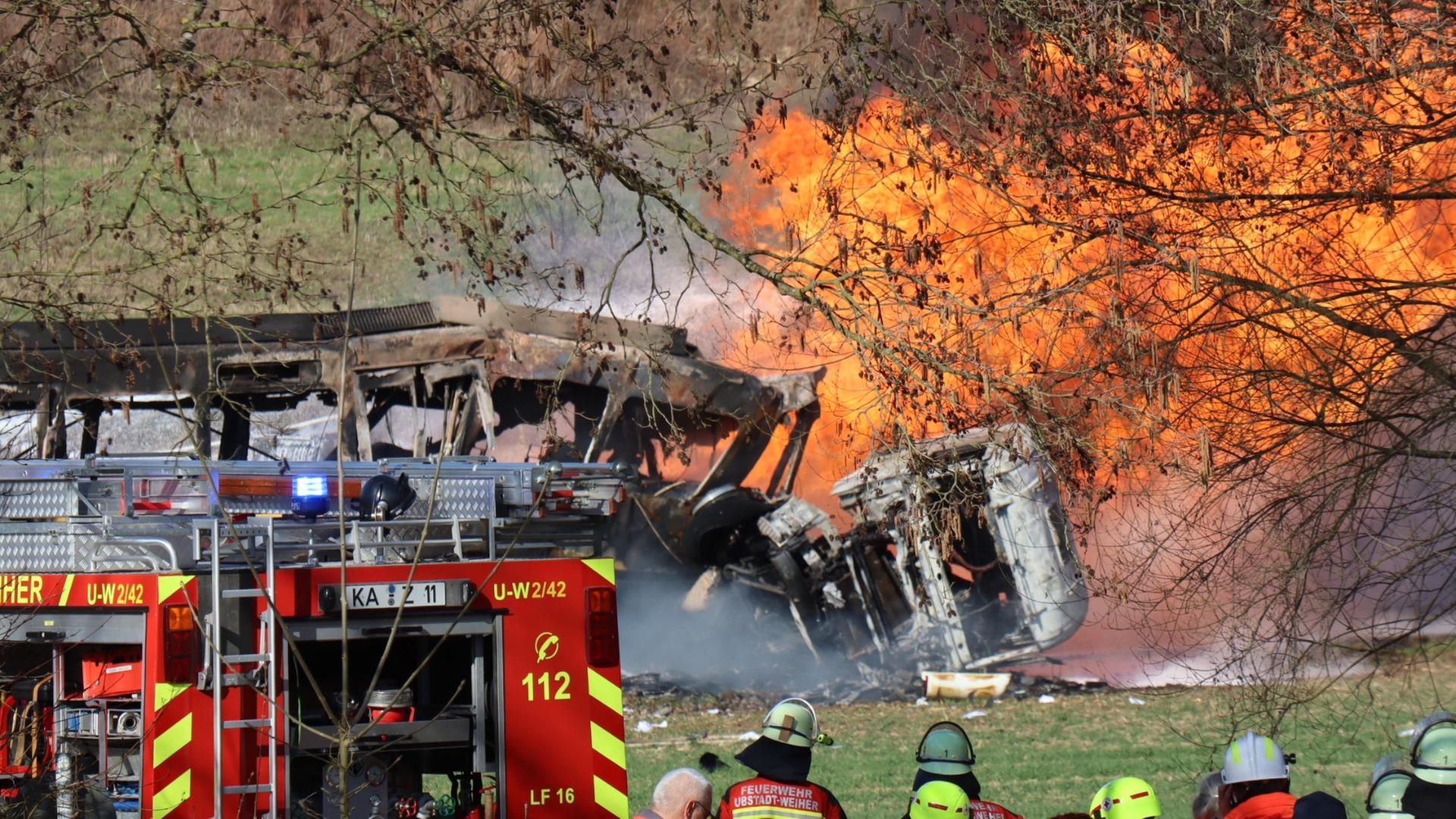 Ubstadt-Weiher: Flammen lodern nach einem Zusammenstoß zwischen einem Tanklaster und einer Stadtbahn.