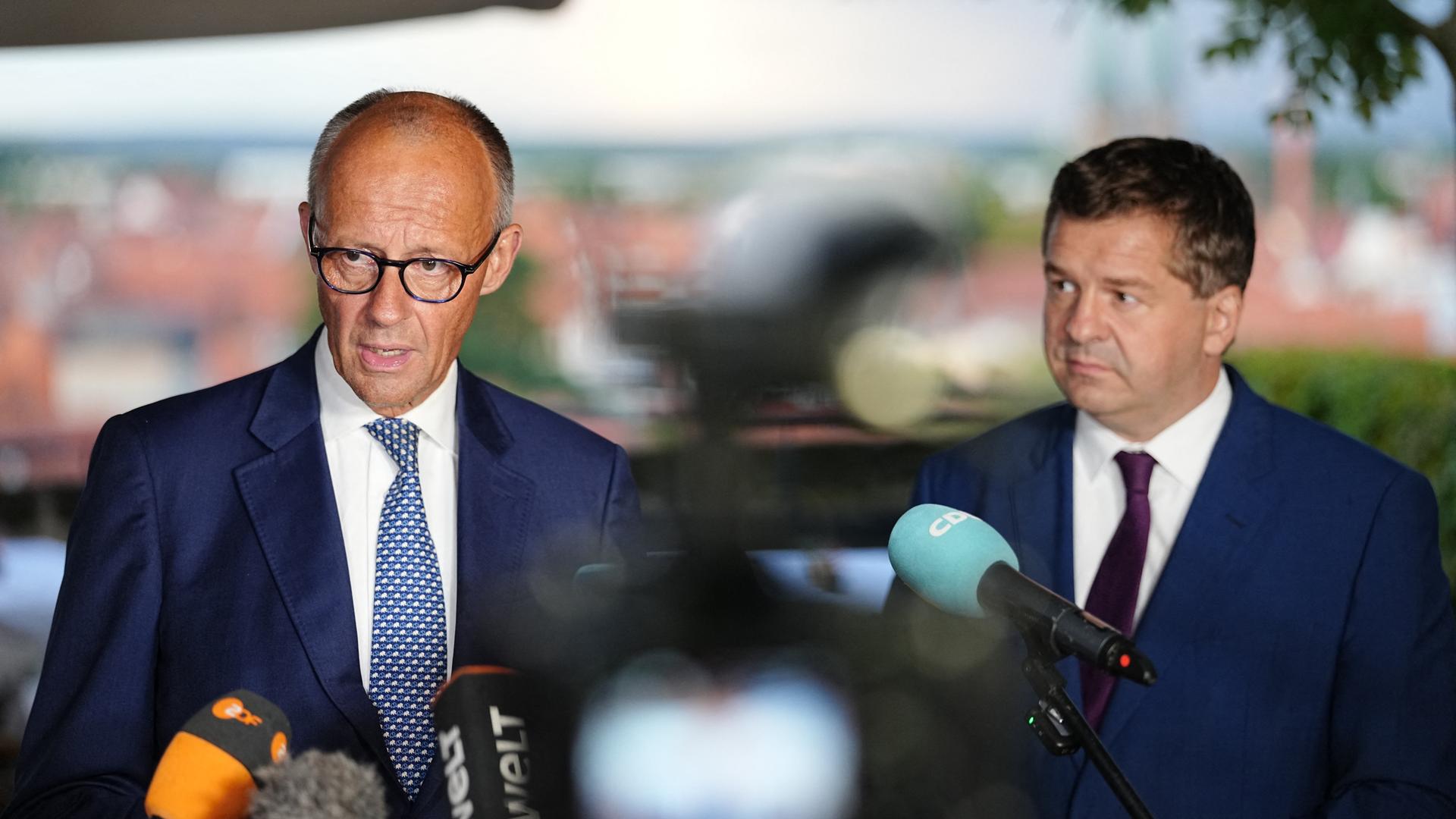 Bundeskanzler Friedrich Merz (CDU, l) und Sven Schulze (CDU), Ministerpräsident von Sachsen-Anhalt, geben bei einer Wahlkampfveranstaltung vor der Landtagswahl in Sachsen-Anhalt ein Statement ab. Bundeskanzler Friedrich Merz (CDU, l) und Sven Schulze (CDU), Ministerpräsident von Sachsen-Anhalt, geben bei einer Wahlkampfveranstaltung vor der Landtagswahl in Sachsen-Anhalt ein Statement ab.