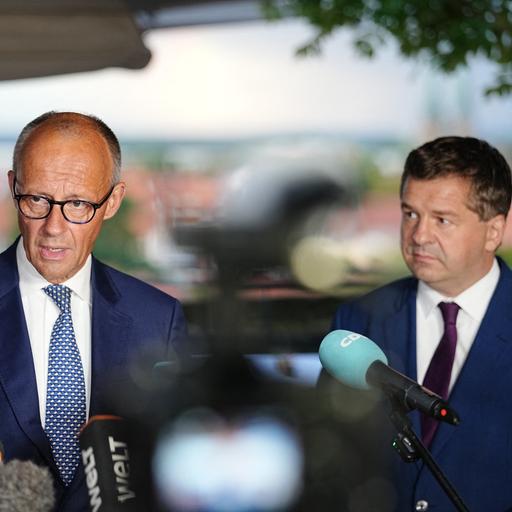 Bundeskanzler Friedrich Merz (CDU, l) und Sven Schulze (CDU), Ministerpräsident von Sachsen-Anhalt, geben bei einer Wahlkampfveranstaltung vor der Landtagswahl in Sachsen-Anhalt ein Statement ab.