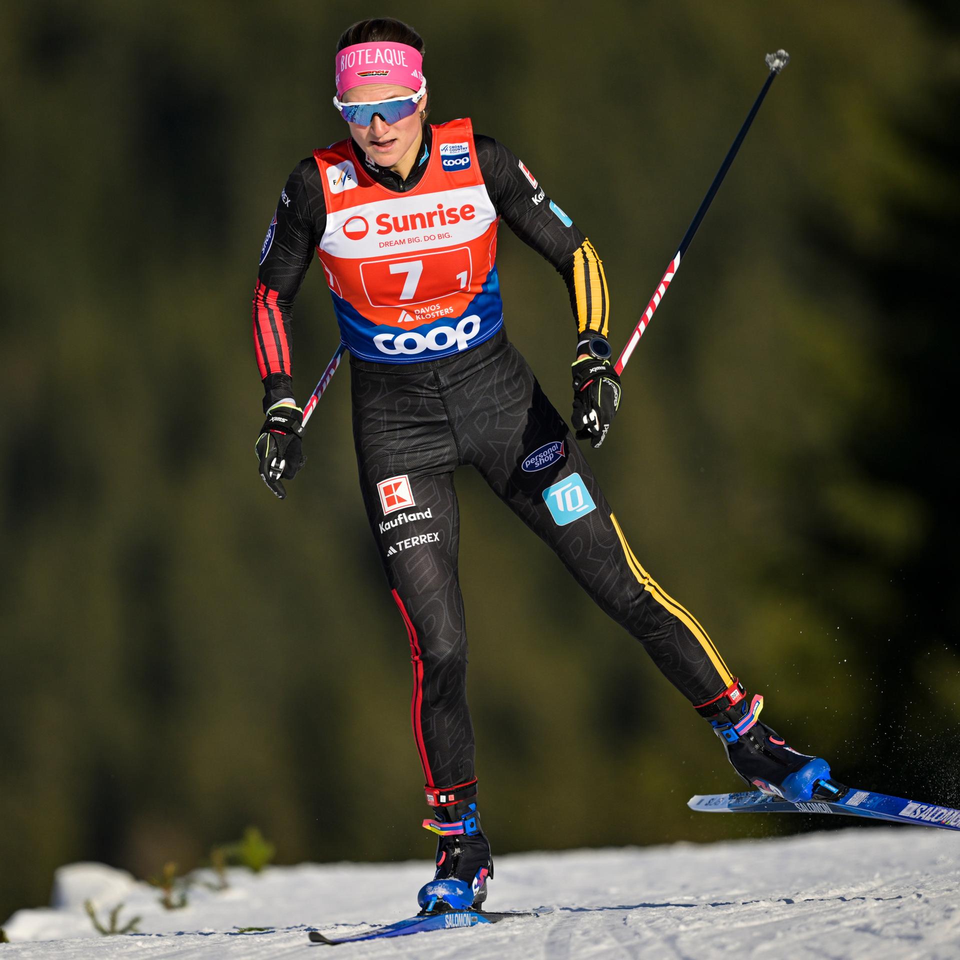 Ski-Langläuferin Laura Gimmler aus Deutschland in Aktion. 