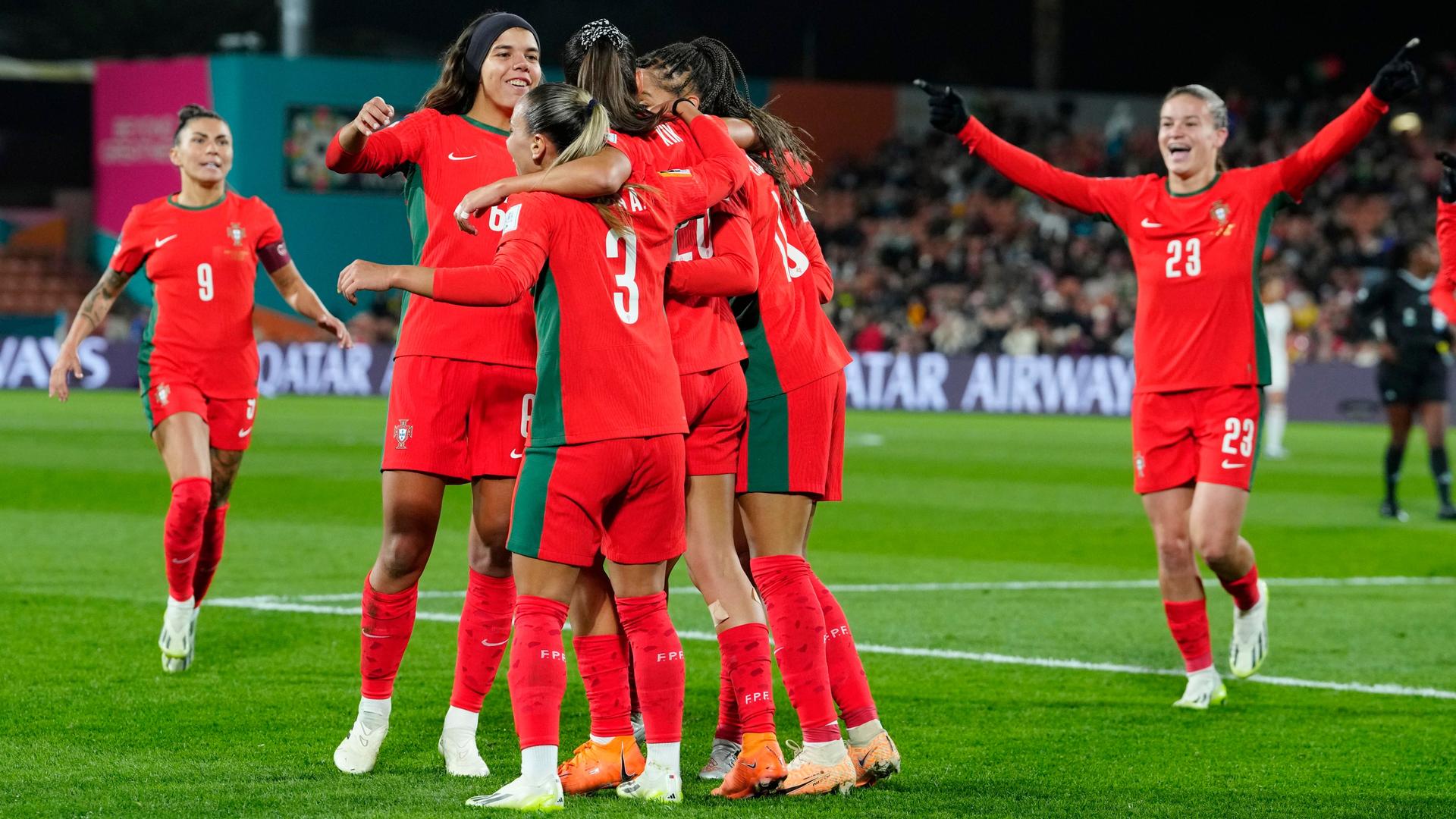 Hamilton: WM, Portugal - Vietnam, Portugals Kika Nazareth feiert mit ihren Mannschaftskameradinnen nach dem zweiten Tor ihrer Mannschaft. Hamilton: WM, Portugal - Vietnam, Portugals Kika Nazareth feiert mit ihren Mannschaftskameradinnen nach dem zweiten Tor ihrer Mannschaft.