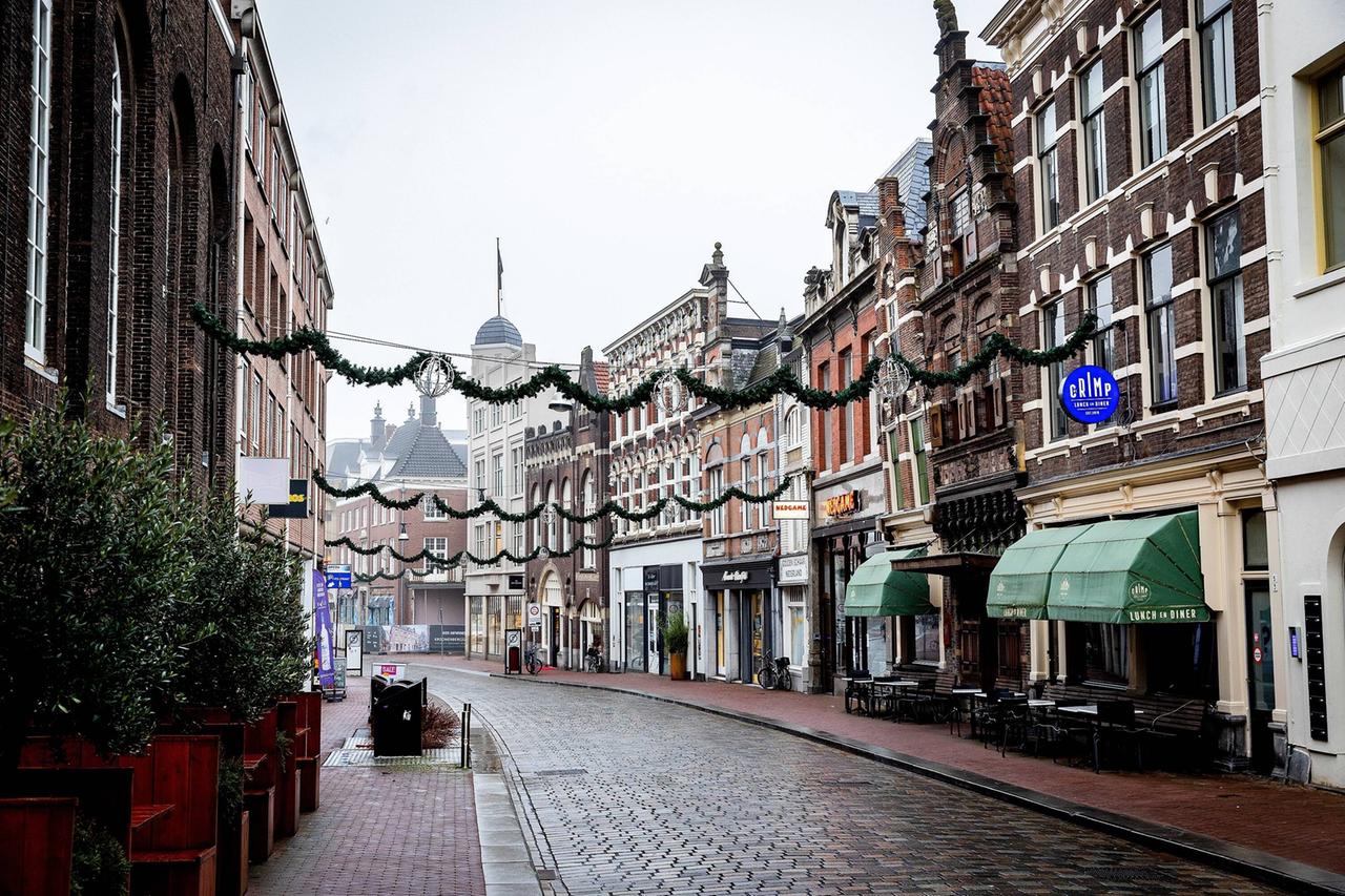 Eine leere Einkaufsstraße in der niederländischen Stadt Dordrecht.