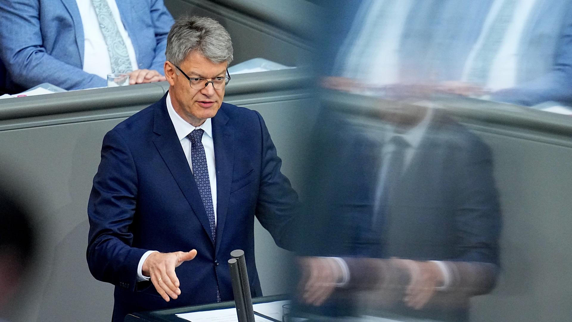 Patrick Schnieder (CDU), Bundesminister für Verkehr, spricht im Plenarsaal im Bundestag zu den Abgeordneten. Patrick Schnieder (CDU), Bundesminister für Verkehr, spricht im Plenarsaal im Bundestag zu den Abgeordneten.