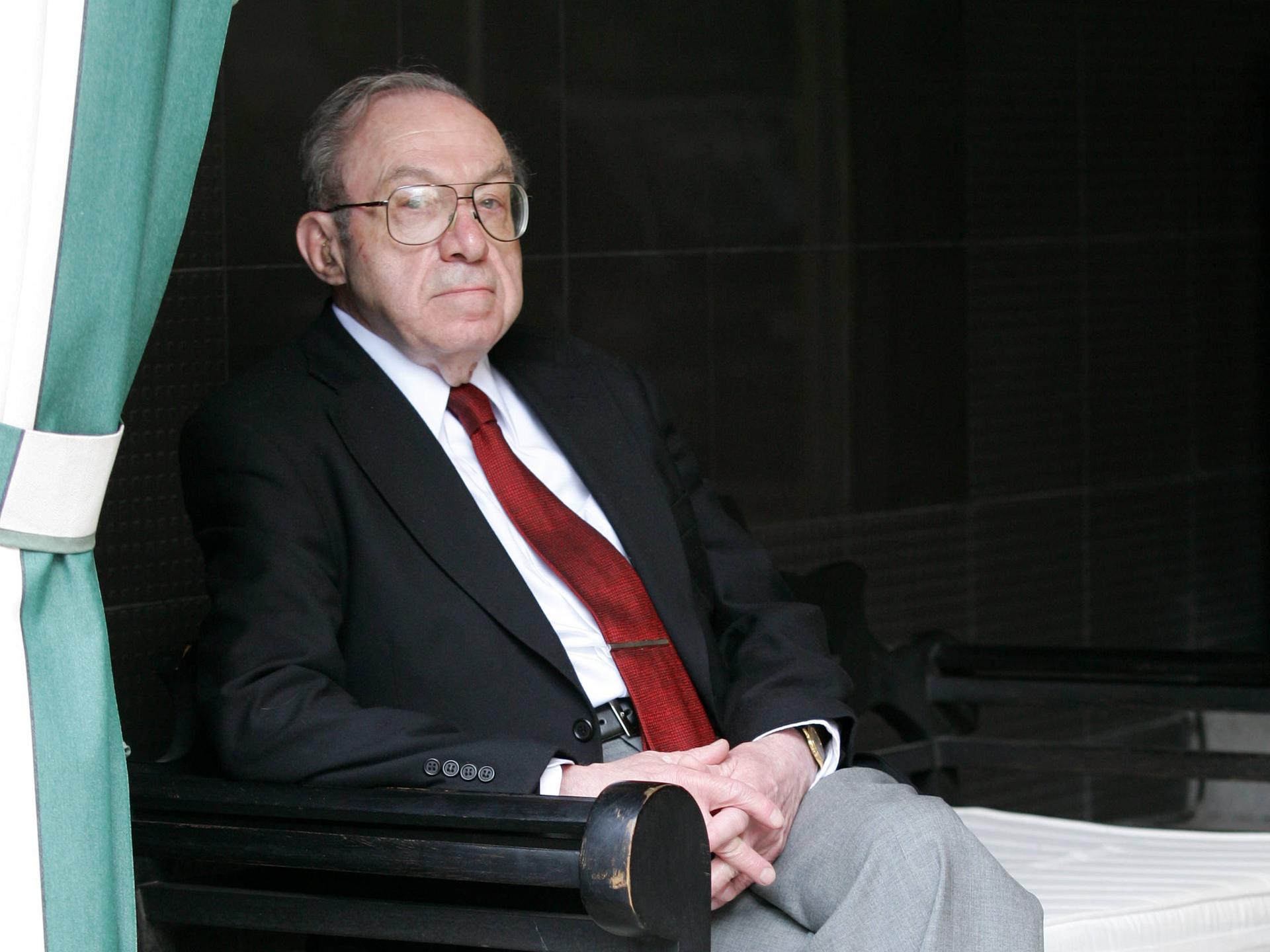 Zu sehen ist der  Historiker und Autor von „Die Vernichtung der Juden in Europa“, eines der bedeutendsten Bücher über den Holocaust Raúl Hilberg in einem Sessel.