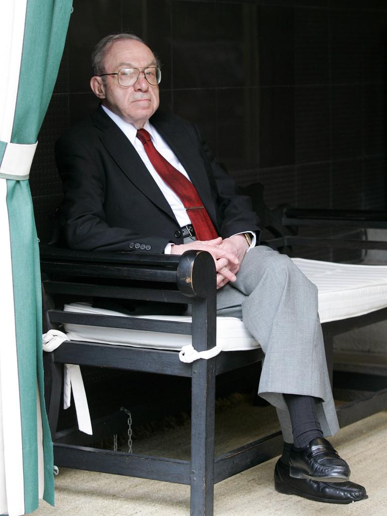 Zu sehen ist der  Historiker und Autor von „Die Vernichtung der Juden in Europa“, eines der bedeutendsten Bücher über den Holocaust Raúl Hilberg in einem Sessel.