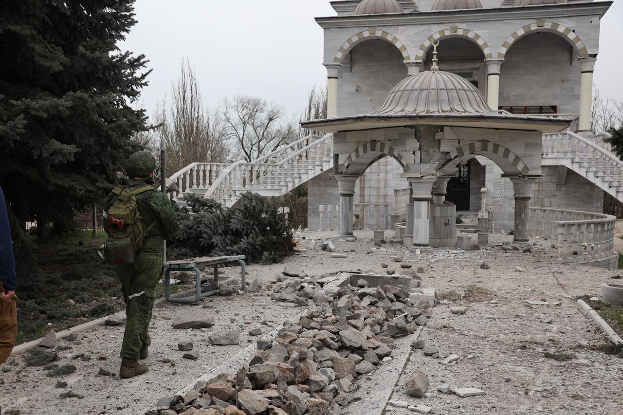 Ein Soldat inspiziert die teilweise beschädigte Moschee in Mariupol nach dem Einschlag von Raketen am 20. April 2022.

