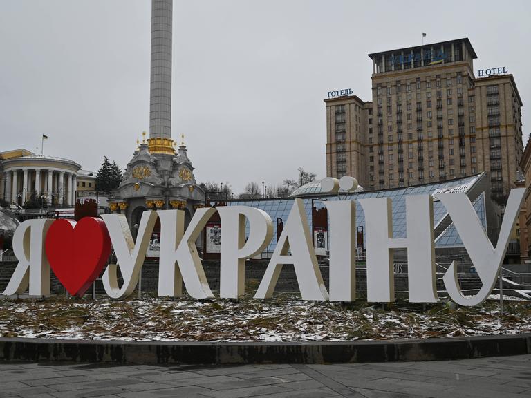 Der Maidan im Zentrum der ukrainischen Hauptstadt Kiew mit dem Schriftzug "Ich liebe die Ukraine" und dem Hotel Moskau im Hintergrund.  
