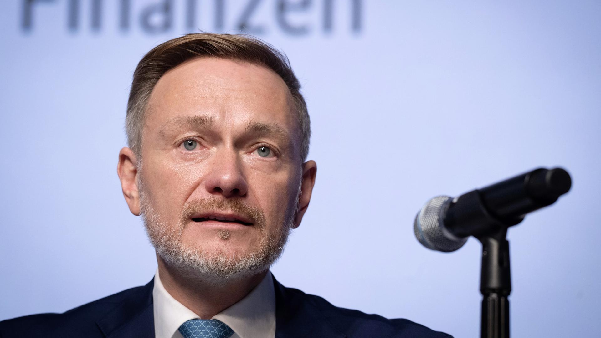 Bundesfinanzminister Christian Lindner stellt die Ergebnisse der Steuerschätzung in Washington vor