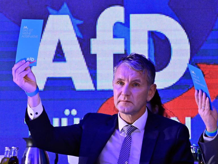 Björn Höcke, AfD-Landeschef, sitzt im Saal des Hotel Pfiffelburg während des Landesparteitags der AfD im Saal des Hotel Pfiffelburg.