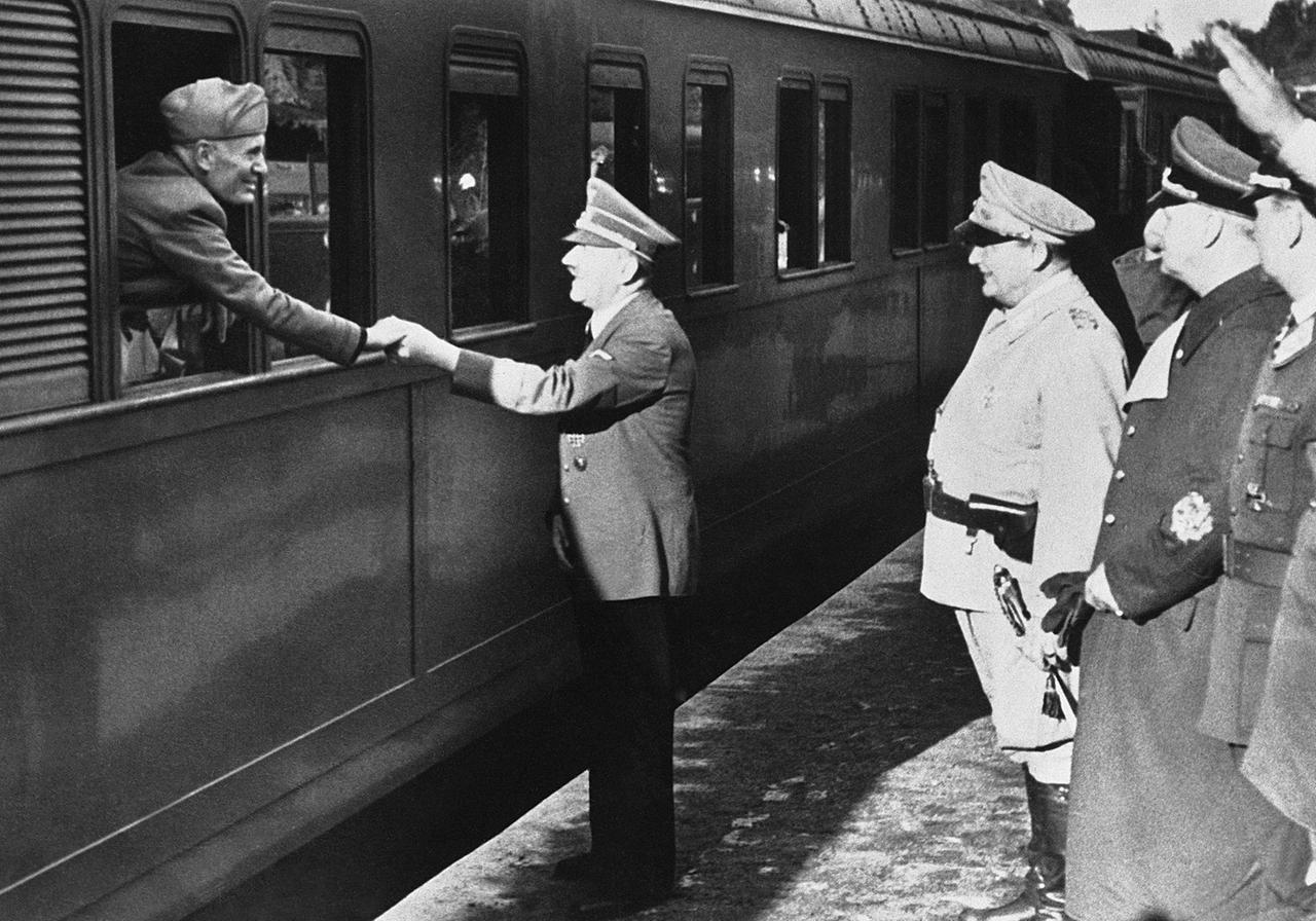 August 1944: Adolf Hitler verabschiedet Benito Mussolini nach einer Konferenz in Deutschland