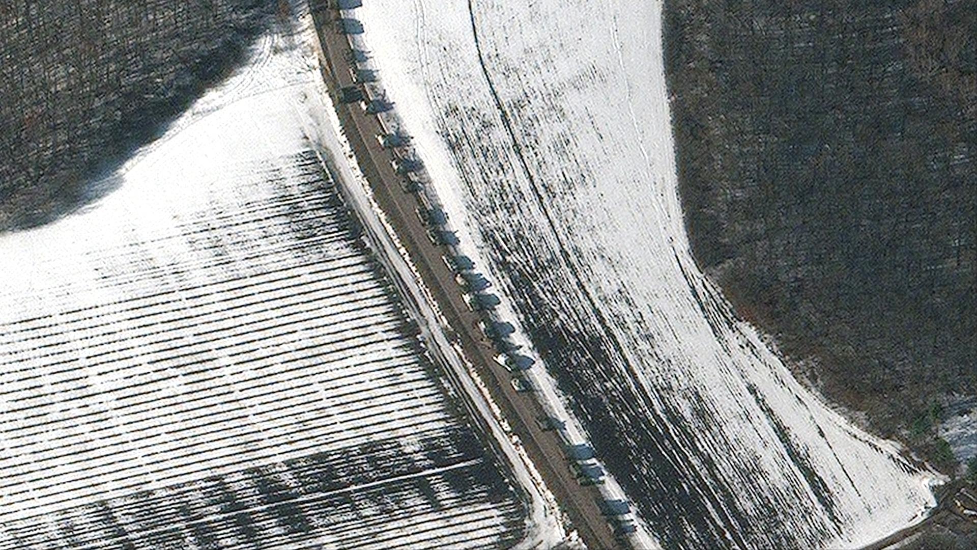 Satellitenbild eines russischen Panzer- und Artilleriekonvois die Richtung der ukrainischen Region Sergiyevka am 24. Februar 2022 