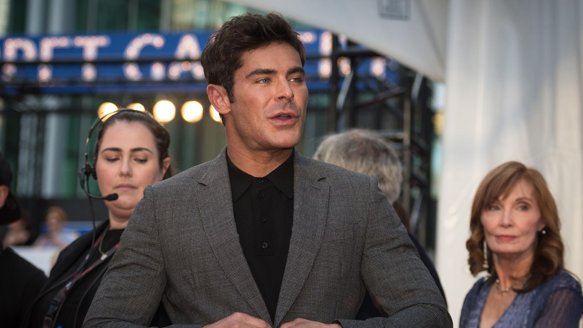 Zac Efron kommt zur Premiere des Films "Greatest Beer Run Ever" in der Roy Thomson Hall während des Toronto International Film Festival auf den roten Teppich. Zac Efron kommt zur Premiere des Films "Greatest Beer Run Ever" in der Roy Thomson Hall während des Toronto International Film Festival auf den roten Teppich.