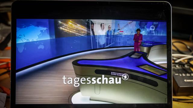Die Tagesschau mit Susanne Daubner auf dem Bildschirm eines iPad. 