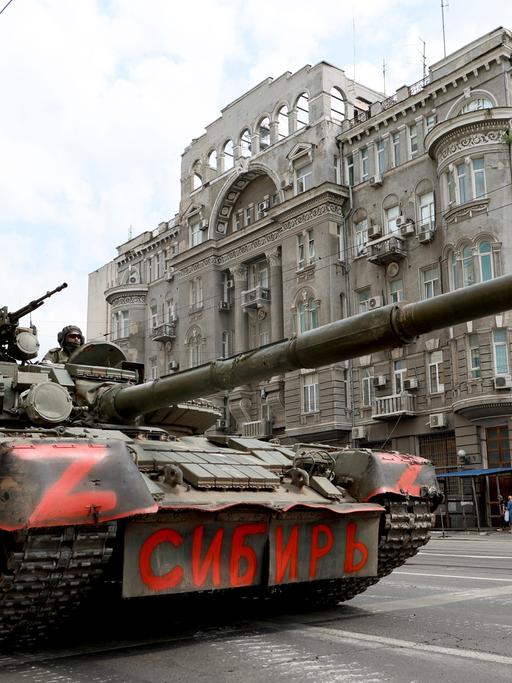 Foto der russischen Staatsagentur Tass: Ein Panzer der Wagner-Söldnertruppe steht vor dem Hauptquartier des russichen Militärdistrikts Süd in Rostow am Don