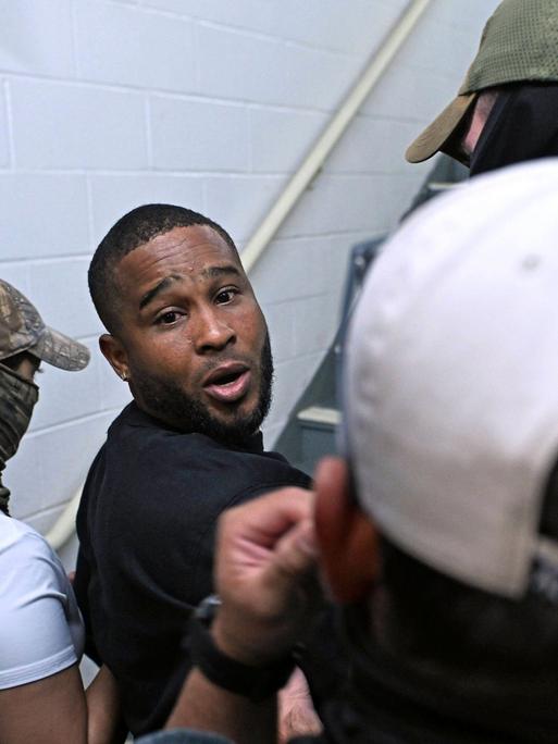 Der letzte Blick eines Häftlings zurück, bevor sich die Tür hinter ihm schließt, während er von ICE-Beamten in Lower Manhatten abgeführt wird. Der letzte Blick eines Häftlings zurück, bevor sich die Tür hinter ihm schließt, während er von ICE-Beamten in Lower Manhatten abgeführt wird.