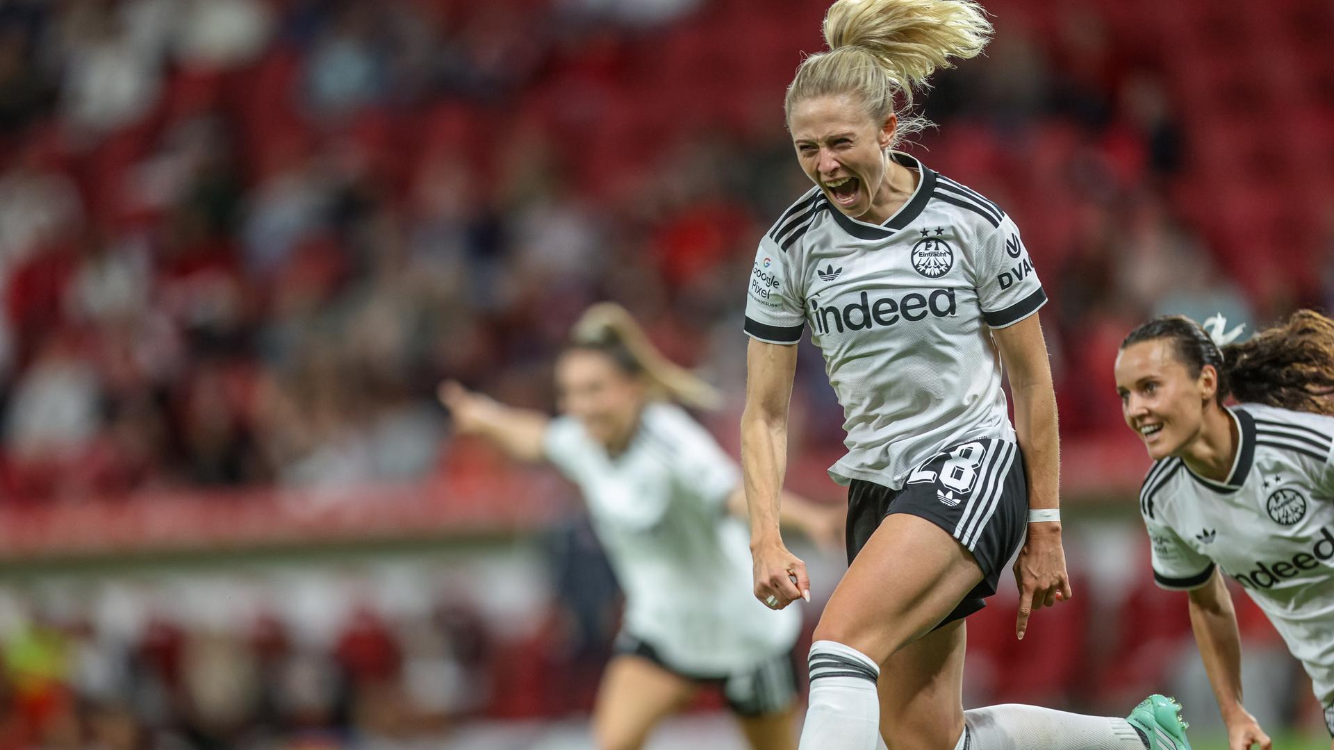 Rebecka Blomqvist von Eintracht Frankfurt sprintet nach einem Tor über das Spielfeld. 