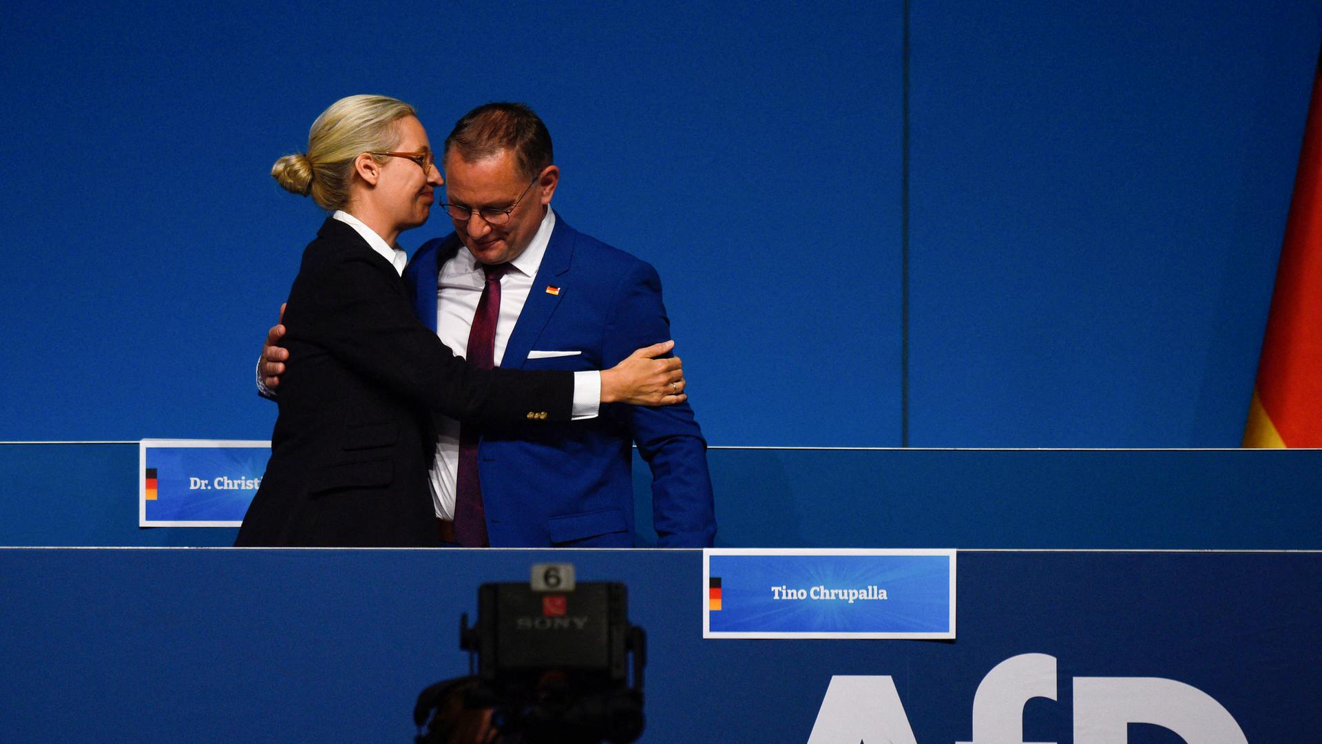 Die AfD-Vorsitzende Alice Weidel umarmt den Co-Vorsitzenden Tino Chrupalla auf der Bühne des Bundesparteitags in Essen.