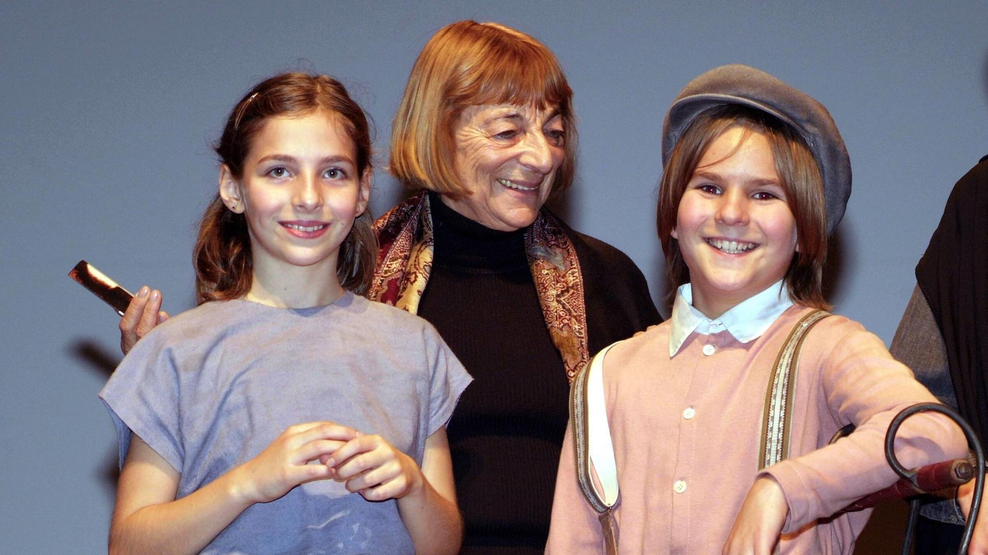 Die Sängerin Greta Klingsberg (Israel) zwischen den Jungschauspielern Diana Steinkampf und Max Ranft im Jahr 2005. Im Jahr 1943/44 hatte Greta Klingsberg im Konzentrationslager Theresienstadt bei der Kinderoper Brundibár die Rolle der Aninka gespielt.