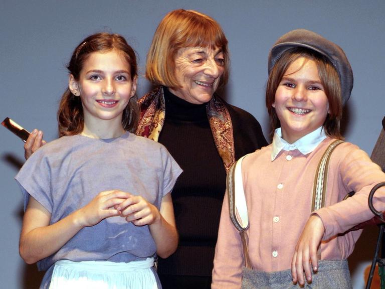 Die Sängerin Greta Klingsberg (Israel) zwischen den Jungschauspielern Diana Steinkampf und Max Ranft im Jahr 2005. Im Jahr 1943/44 hatte Greta Klingsberg im Konzentrationslager Theresienstadt bei der Kinderoper Brundibár die Rolle der Aninka gespielt.