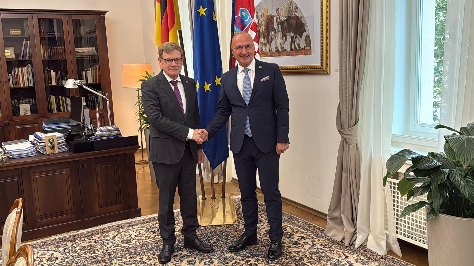 Bundesaußenminister Johann Wadephul (CDU, l) wird vom kroatischen Außenminister Gordan Grlic Radman begrüßt.