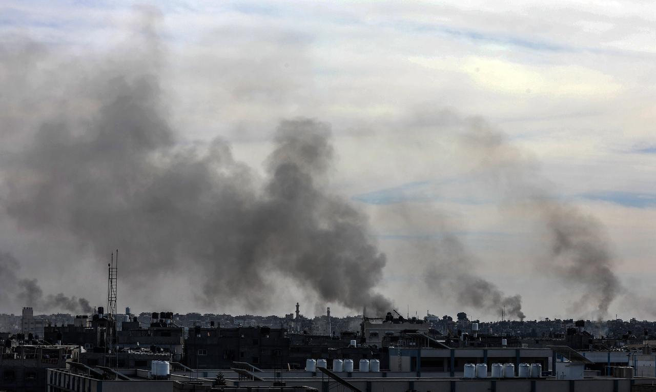 Nach einem israelischen Luftangriff in der Stadt Chan Junis im südlichen Gazastreifen steigt Rauch auf.