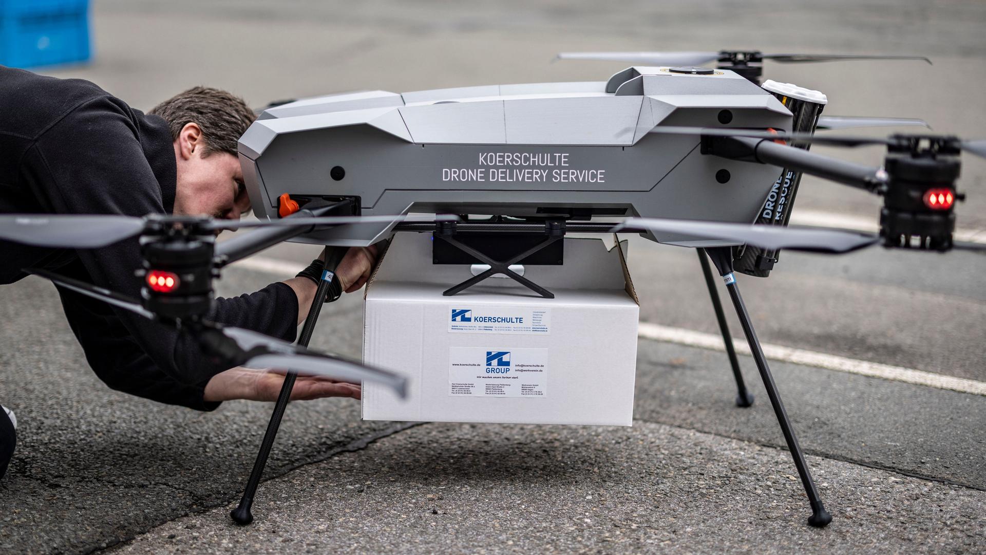 Lüdenscheid: Ein Techniker befestigt das zu liefernde Paket an einer Drohne vom Hersteller Third Element Aviation aus Bielefeld. Lüdenscheid: Ein Techniker befestigt das zu liefernde Paket an einer Drohne vom Hersteller Third Element Aviation aus Bielefeld.