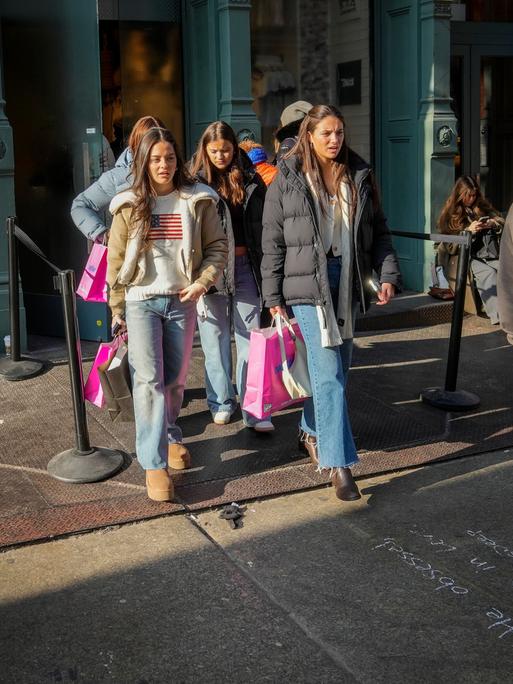 Horden von Käufern verlassen am Sonntag, den 12. Januar 2025, Brandy Melville in Soho in New York. Horden von Käufern verlassen am Sonntag, den 12. Januar 2025, Brandy Melville in Soho in New York.