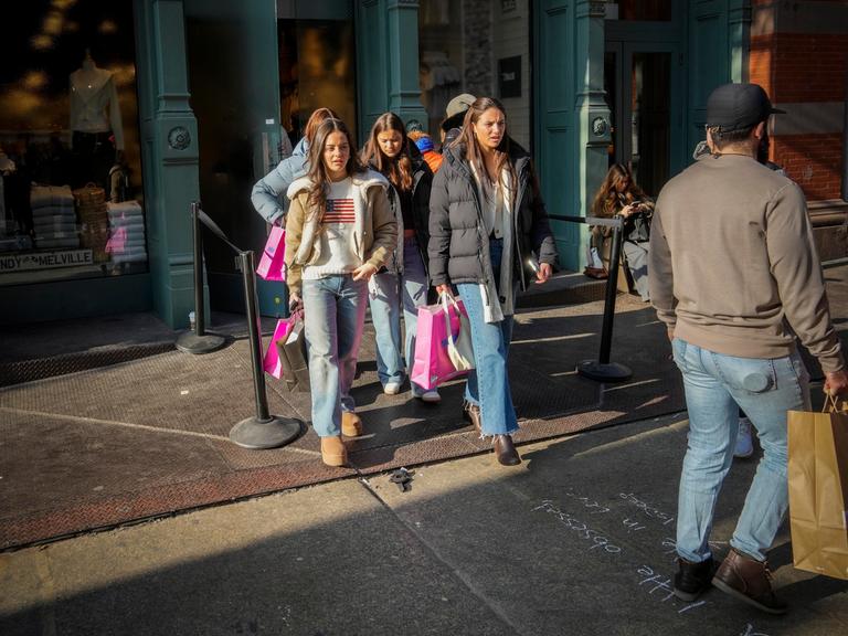 Horden von Käufern verlassen am Sonntag, den 12. Januar 2025, Brandy Melville in Soho in New York. Horden von Käufern verlassen am Sonntag, den 12. Januar 2025, Brandy Melville in Soho in New York.