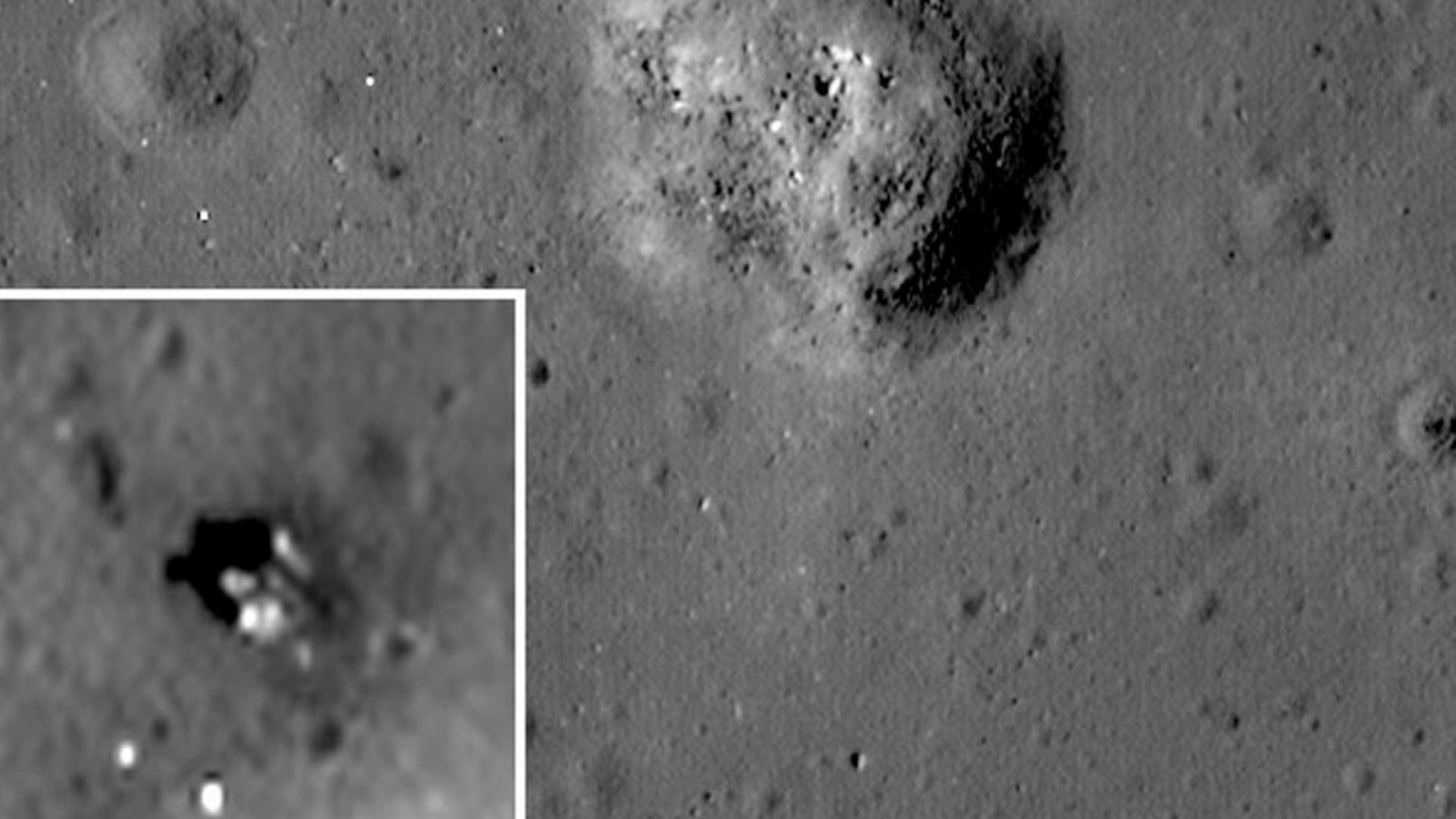 Auf einer Schwarz-Weiß-Aufnahme einer NASA-Sonde sind Mondkrater zu sehen. Ein weiß umrandeter Ausschnitt zeigt einen vergrößerten Bereich mit Luna 24.