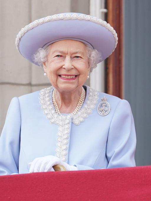 Königin Elizabeth die 2.te beobachtet vom Balkon des Buckingham Palace aus die Militär-Parade.