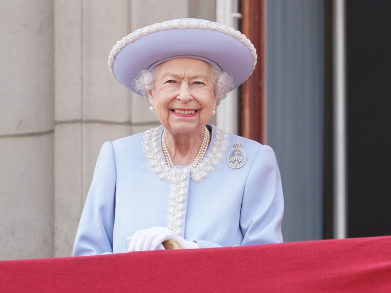 Königin Elizabeth die 2.te beobachtet vom Balkon des Buckingham Palace aus die Militär-Parade.