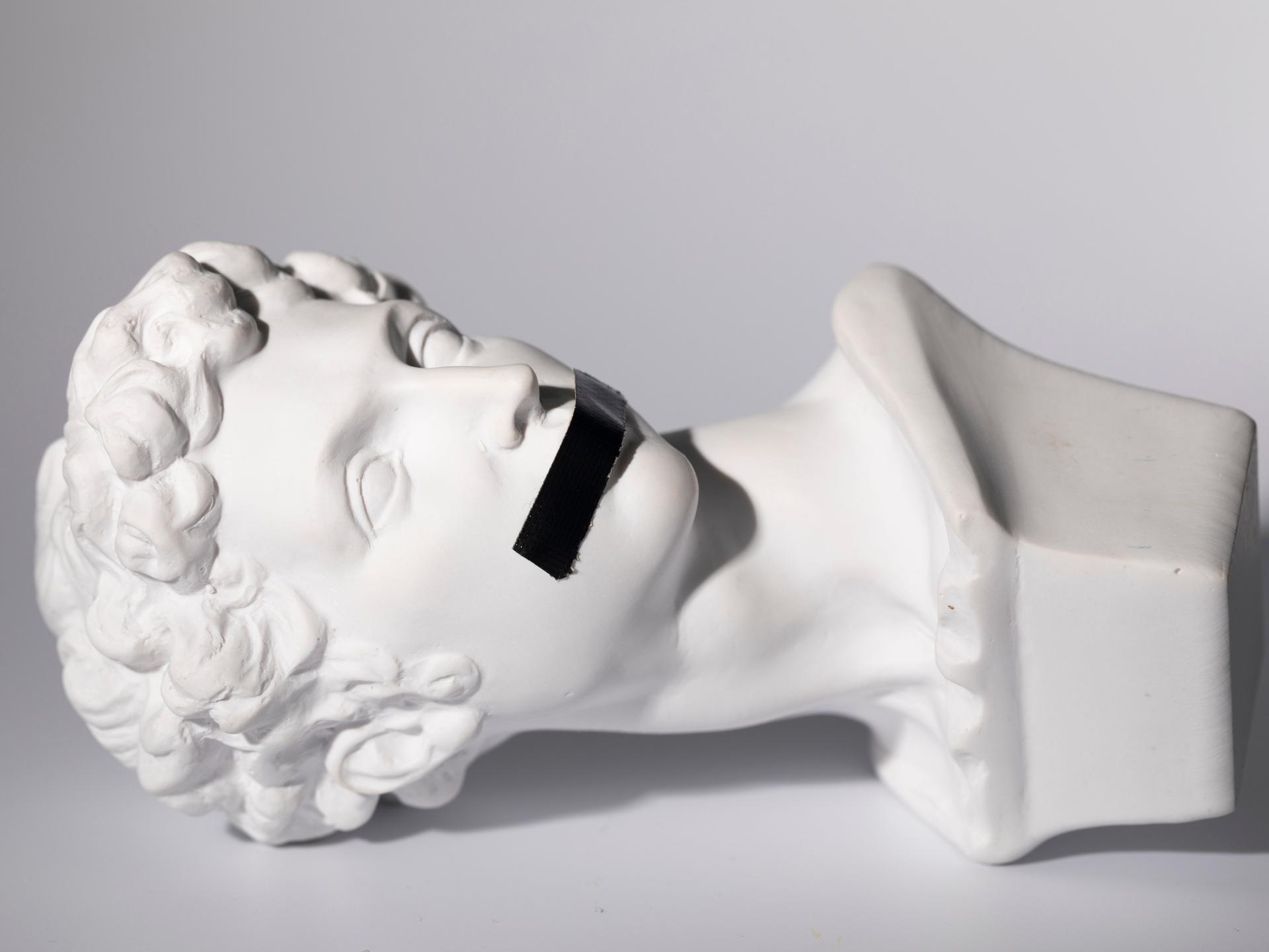 Antike Kopfskulptur von Giuliano de' Medici, geschaffen von Michelangelo Buonarroti im 16. Jahrhundert, mit schwarzem Klebeband über dem Mund